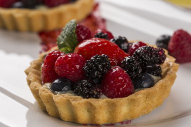 İki meyve turta ahududu, yaban mersini ve dut içinde bir