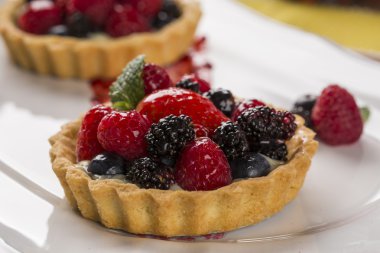 İki meyve turta ahududu, yaban mersini ve dut içinde bir