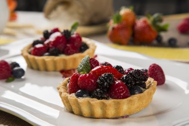 İki meyve turta ahududu, yaban mersini ve dut içinde bir