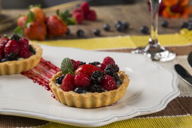 İki meyve turta ahududu, yaban mersini ve dut içinde bir