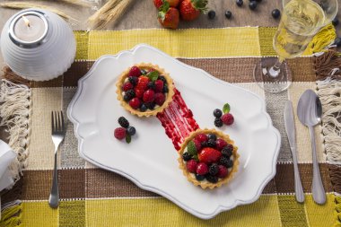 İki meyve turta ahududu, yaban mersini ve dut içinde bir