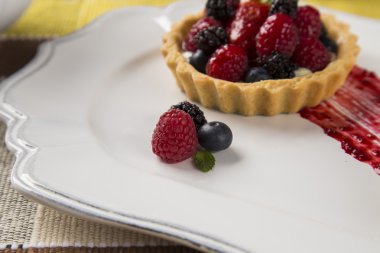 İki meyve turta ahududu, yaban mersini ve dut içinde bir