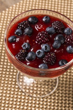 frambuaz sos ve taze raspberri kaplı pannacota tatlı