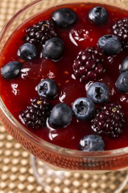 frambuaz sos ve taze raspberri kaplı pannacota tatlı