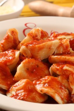 capeletti 4 peynir kırmızı sos ile.