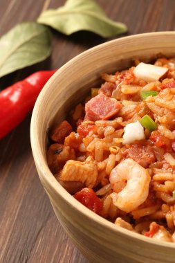Creole Jambalaya - pişmiş pirinç karides, füme sosis ve t