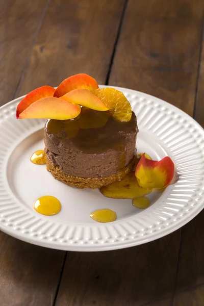 Um prato de Mousse de Chocolate com xarope de tangerina sobre a mesa . — Fotografia de Stock