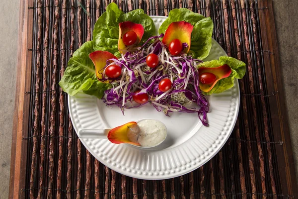Salát jídlo s hroznové rajčata, hlávkový salát a červeným zelím a sauc — Stock fotografie