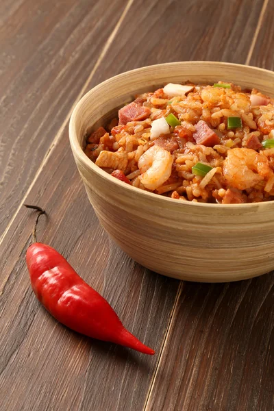 Kreol Jambalaya - rizs főtt garnélarák, a füstölt kolbász és a t — Stock Fotó