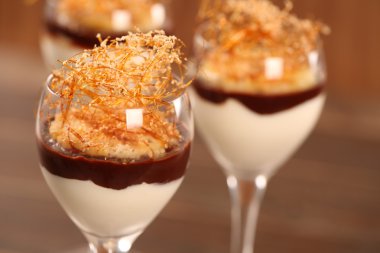 Tahta arka plandaki camda tiramisu var.