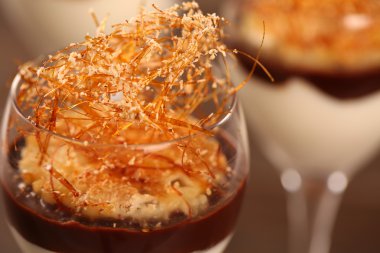 Tahta arka plandaki camda tiramisu var.