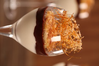 Tahta arka plandaki camda tiramisu var.