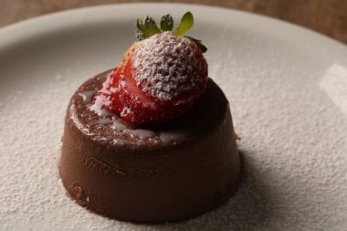 kırmızı meyve ile Çikolatalı Mus