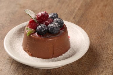 kırmızı meyve ile Çikolatalı Mus