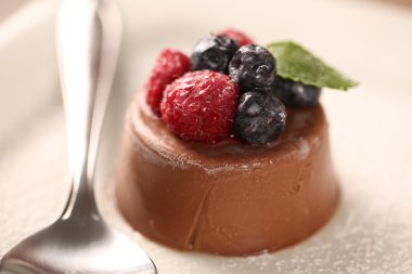 kırmızı meyve ile Çikolatalı Mus