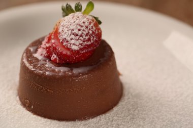 kırmızı meyve ile Çikolatalı Mus