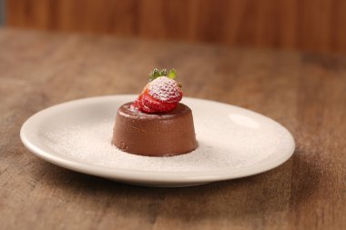 kırmızı meyve ile Çikolatalı Mus