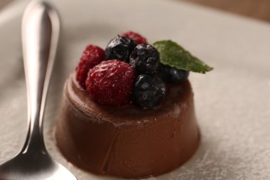 kırmızı meyve ile Çikolatalı Mus