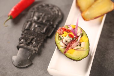 Ceviche avokado e muz ile. Tipik Perulu gıda.