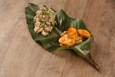 kurutulmuş et risotto muz ile.