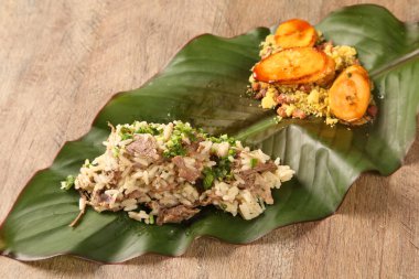 kurutulmuş et risotto muz ile.