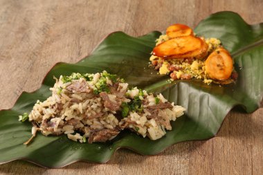 kurutulmuş et risotto muz ile.