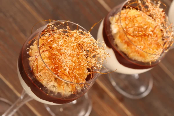 Tahta arka plandaki camda tiramisu var.