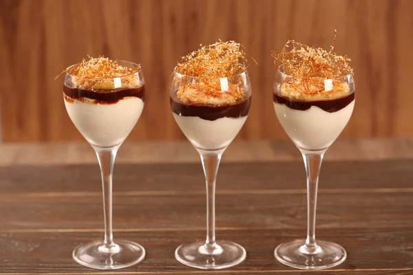 Tahta arka plandaki camda tiramisu var.