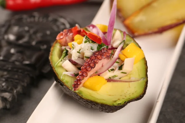 Ceviche con aguacate y plátano. Comida típica peruana . —  Fotos de Stock