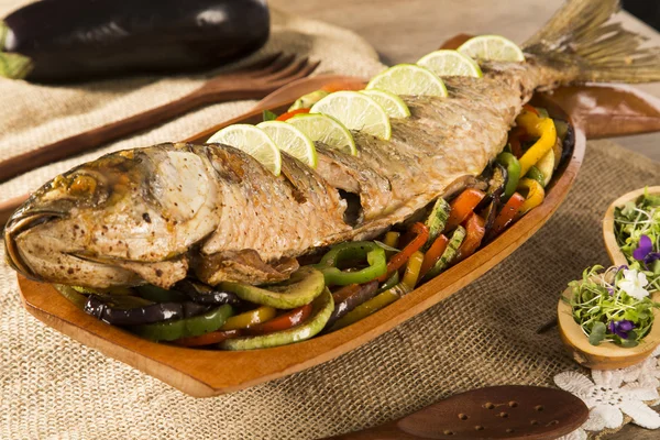 Close up de peixe dourado com legumes — Fotografia de Stock