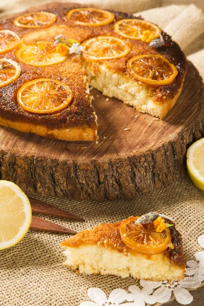 Foto de delicioso pastel de limón casero — Foto de Stock