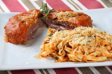 Domates sos ve et ile Pappardelle makarna