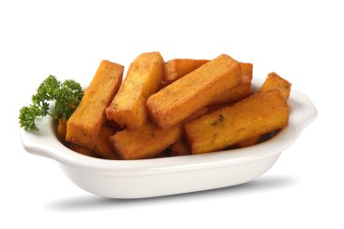Beyaz arka plan üzerinde kızarmış polenta