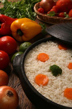 Bir ahşap beyaz tabakta sebze ile iştah açıcı sağlıklı pirinç