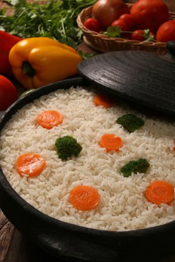Bir ahşap beyaz tabakta sebze ile iştah açıcı sağlıklı pirinç