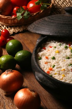 Bir ahşap beyaz tabakta sebze ile iştah açıcı sağlıklı pirinç