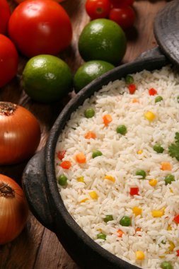 Bir ahşap beyaz tabakta sebze ile iştah açıcı sağlıklı pirinç