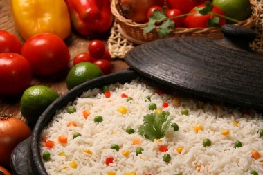 Bir ahşap beyaz tabakta sebze ile iştah açıcı sağlıklı pirinç