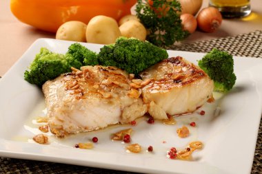 Morina - balık filetosu soslu sebze ve sarımsak ile