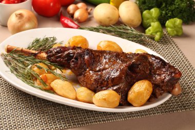 Fırında kuzu budu