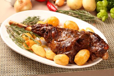 Fırında kuzu budu