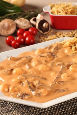 strogonoff patates kızartması ile.