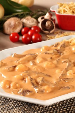 strogonoff patates kızartması ile.