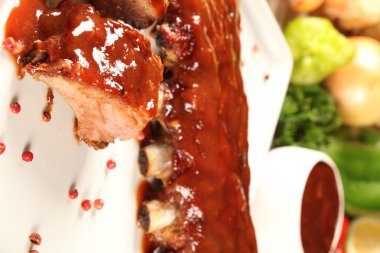 Beyaz yemek lezzetli kızarmış domuz kaburga kazandı.