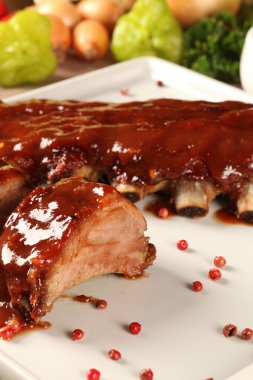 Beyaz yemek lezzetli kızarmış domuz kaburga kazandı.