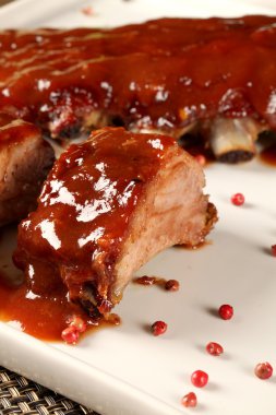 Beyaz yemek lezzetli kızarmış domuz kaburga kazandı.