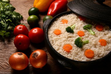 Bir ahşap beyaz tabakta sebze ile iştah açıcı sağlıklı pirinç