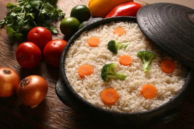 Bir ahşap beyaz tabakta sebze ile iştah açıcı sağlıklı pirinç