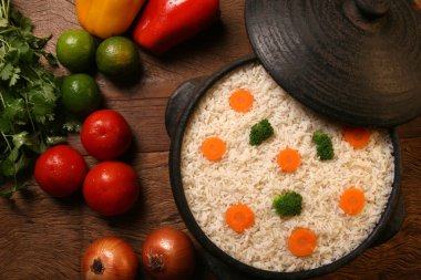 Bir ahşap beyaz tabakta sebze ile iştah açıcı sağlıklı pirinç