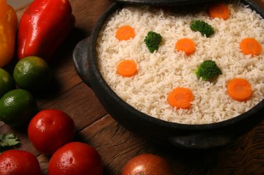 Bir ahşap beyaz tabakta sebze ile iştah açıcı sağlıklı pirinç